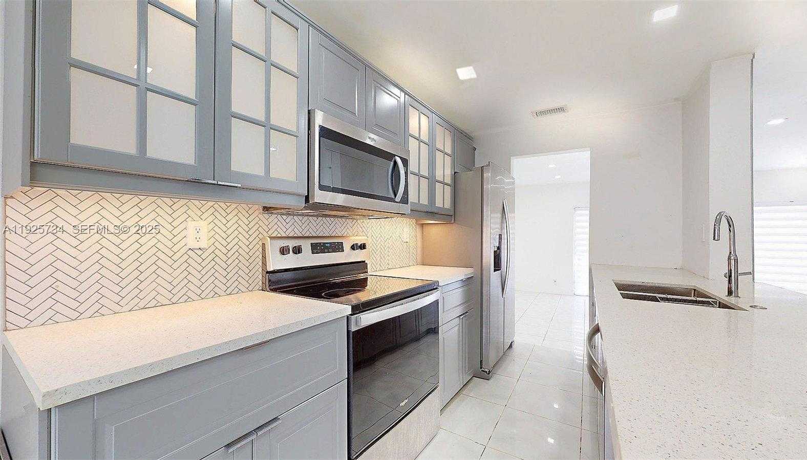 Small Image of 8212 NORTH WEST 8TH PL #2, Plantation Number 4