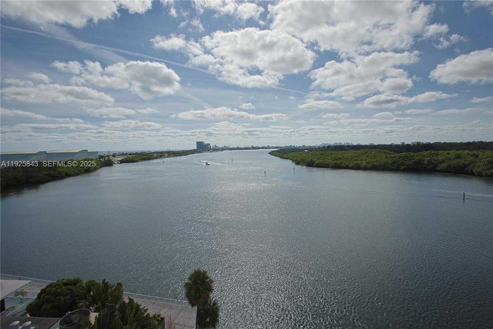 Small Image of 500 BAYVIEW DR #928, Sunny Isles Beach Number 1