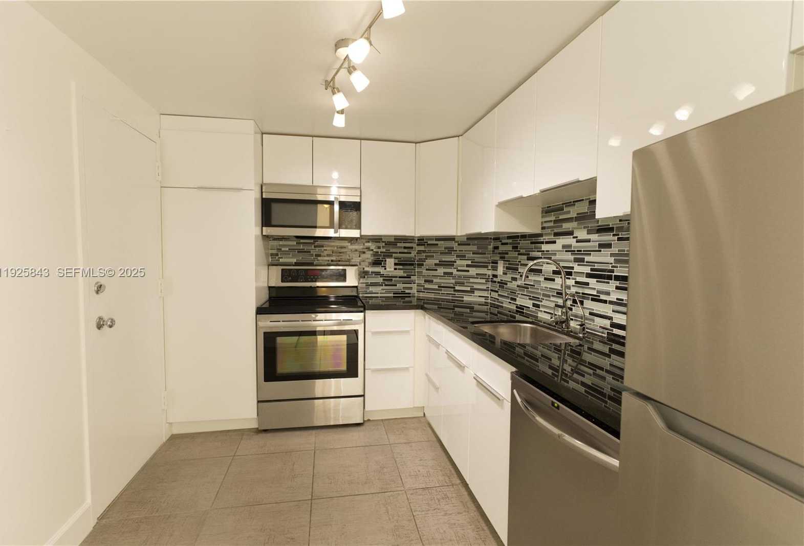 Small Image of 500 BAYVIEW DR #928, Sunny Isles Beach Number 2