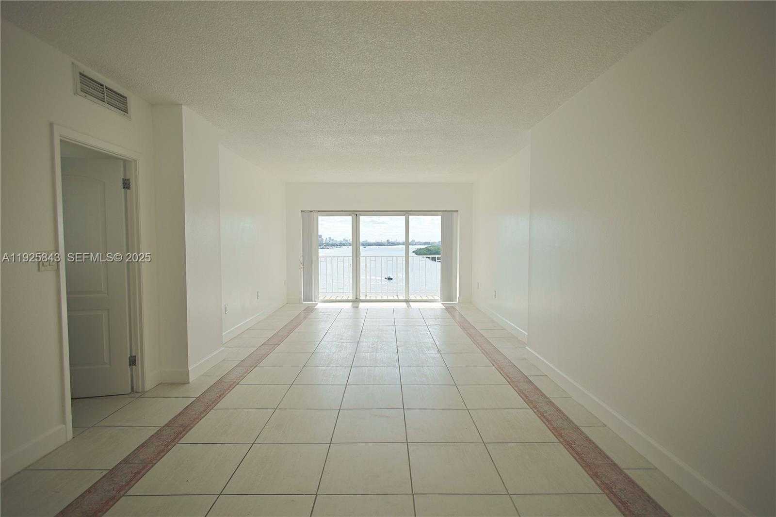 Small Image of 500 BAYVIEW DR #928, Sunny Isles Beach Number 3