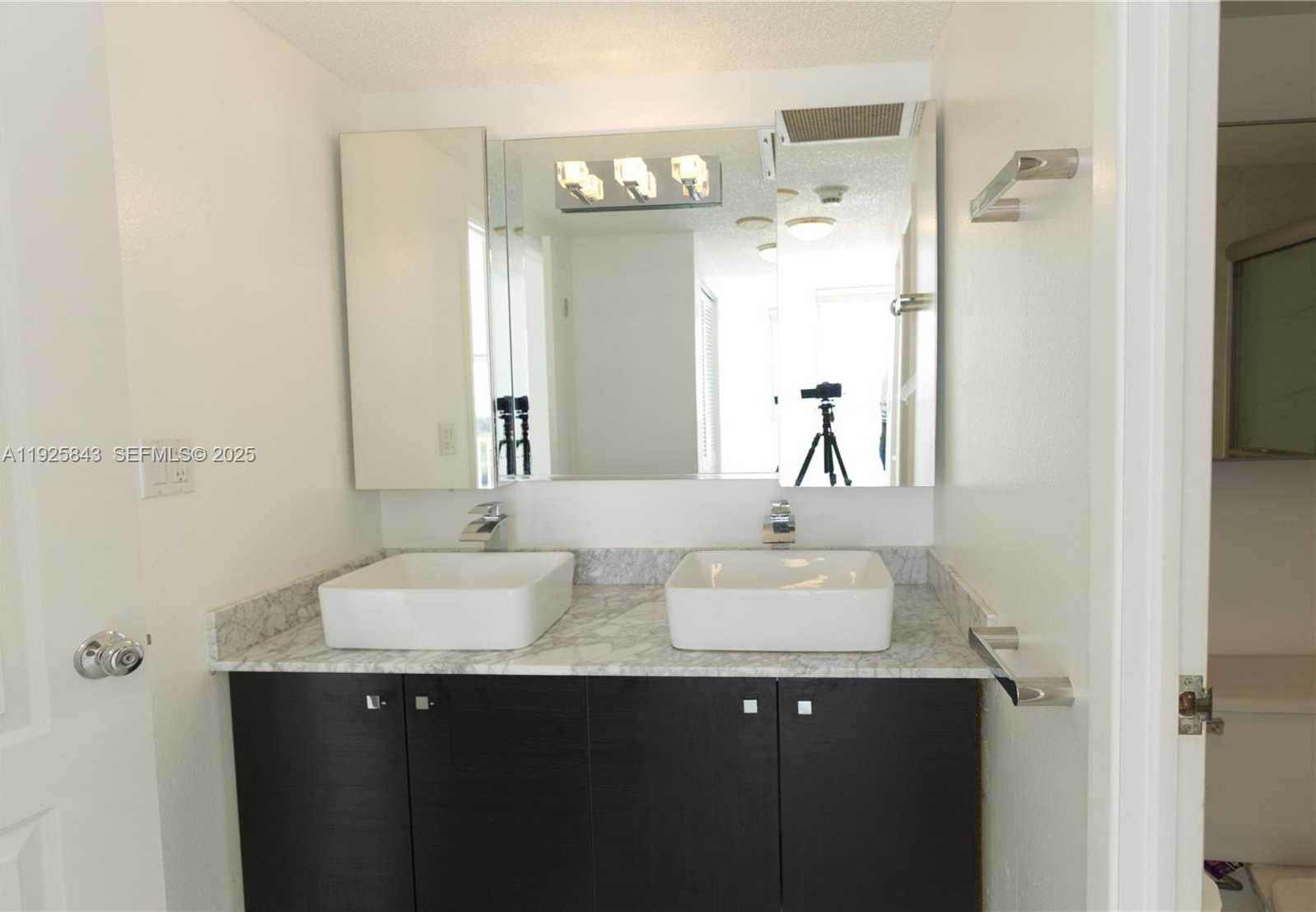 Small Image of 500 BAYVIEW DR #928, Sunny Isles Beach Number 5