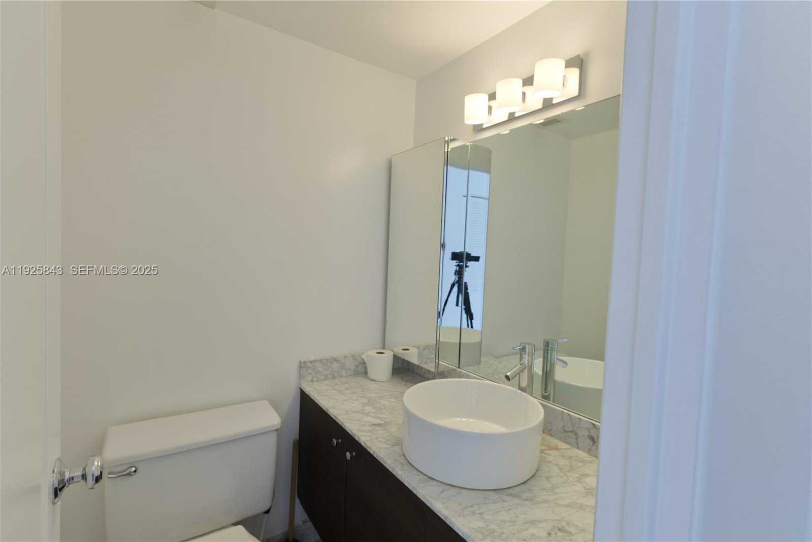 Small Image of 500 BAYVIEW DR #928, Sunny Isles Beach Number 6