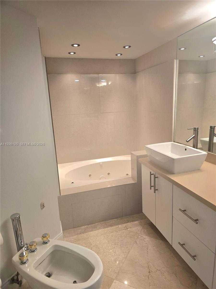 Small Image of 6301 COLLINS AVE #2508, Miami Beach Number 22