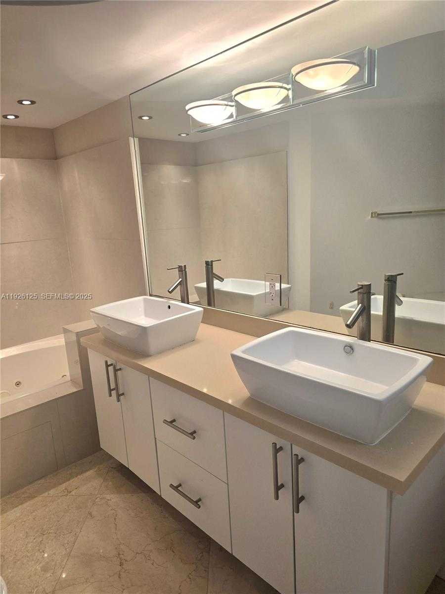 Small Image of 6301 COLLINS AVE #2508, Miami Beach Number 27