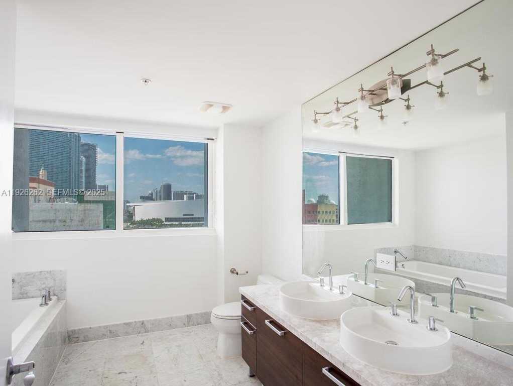 Small Image of 244 BISCAYNE BLVD #1802, Miami Number 12