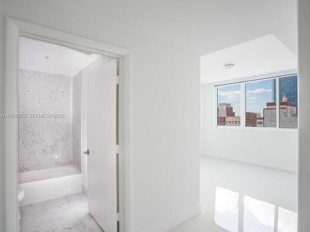 Small Image of 244 BISCAYNE BLVD #1802, Miami Number 7