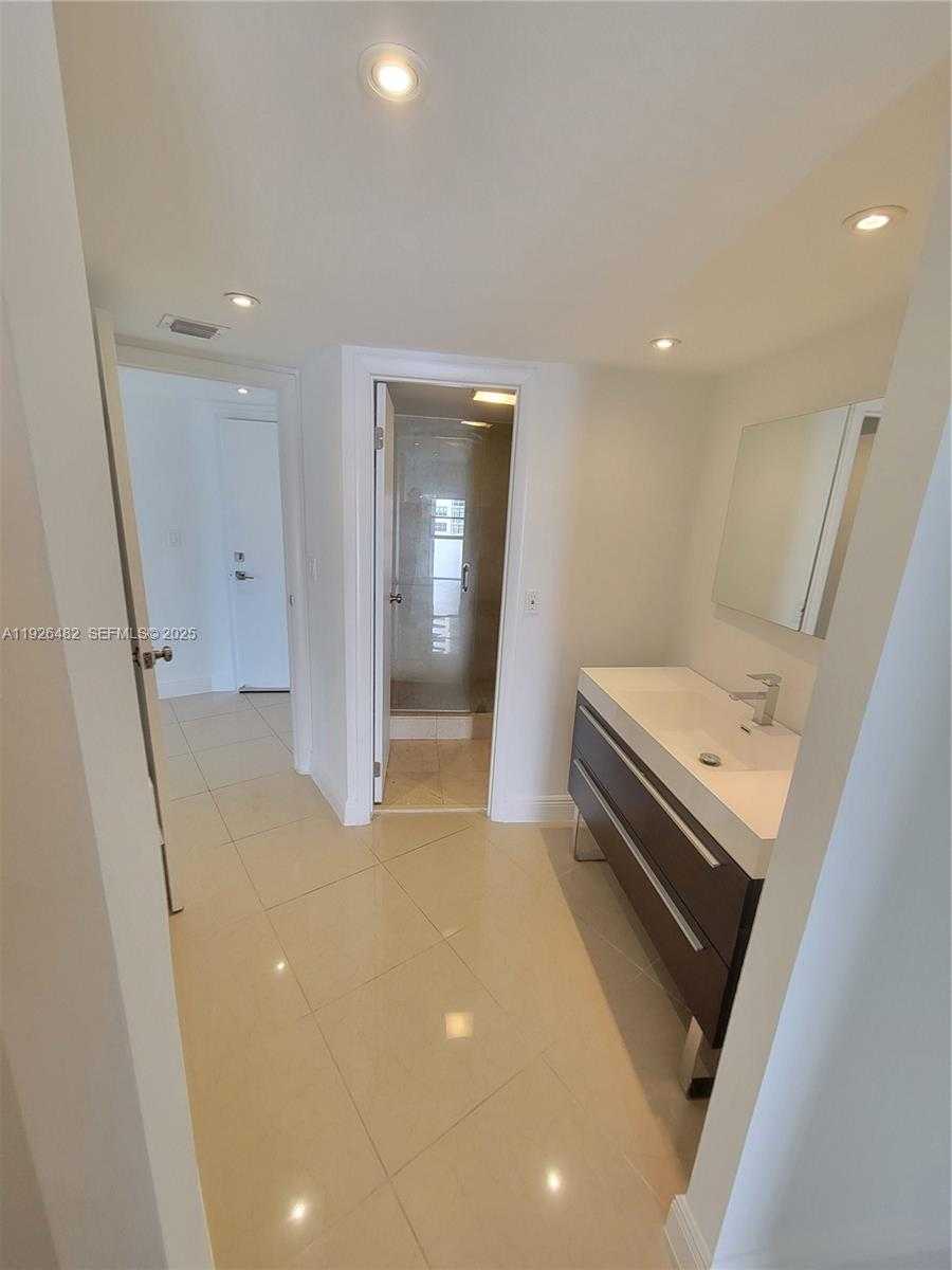 Small Image of 3301 NORTH COUNTRY CLUB DR #811, Aventura Number 4
