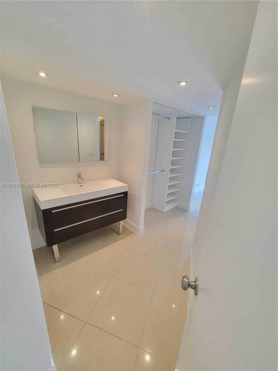 Small Image of 3301 NORTH COUNTRY CLUB DR #811, Aventura Number 6
