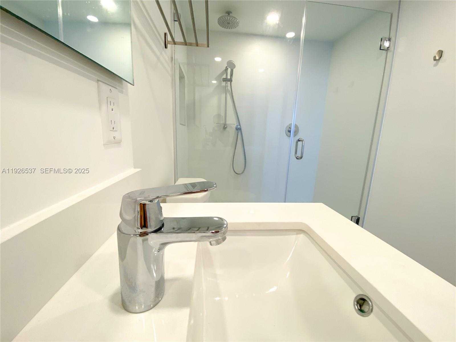 Small Image of 100 BAYVIEW DR #1506, Sunny Isles Beach Number 13