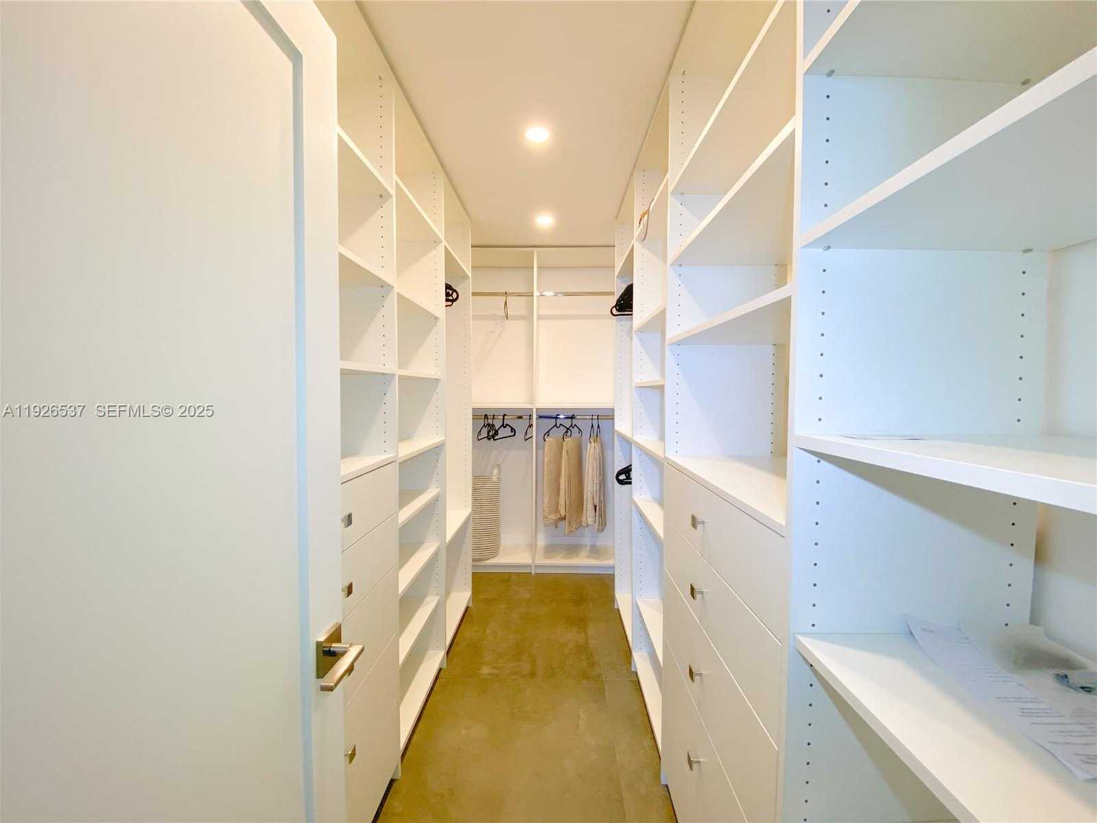 Small Image of 100 BAYVIEW DR #1506, Sunny Isles Beach Number 19