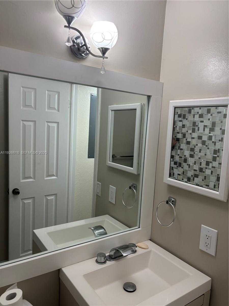 Small Image of 13272 SOUTH WEST 112TH TER, Miami Number 5