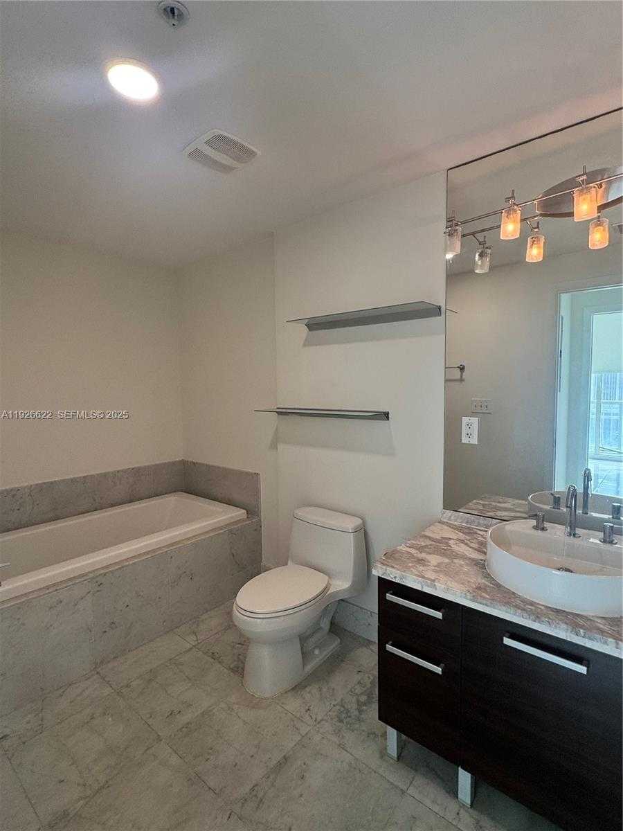 Small Image of 244 BISCAYNE BLVD #1405, Miami Number 7