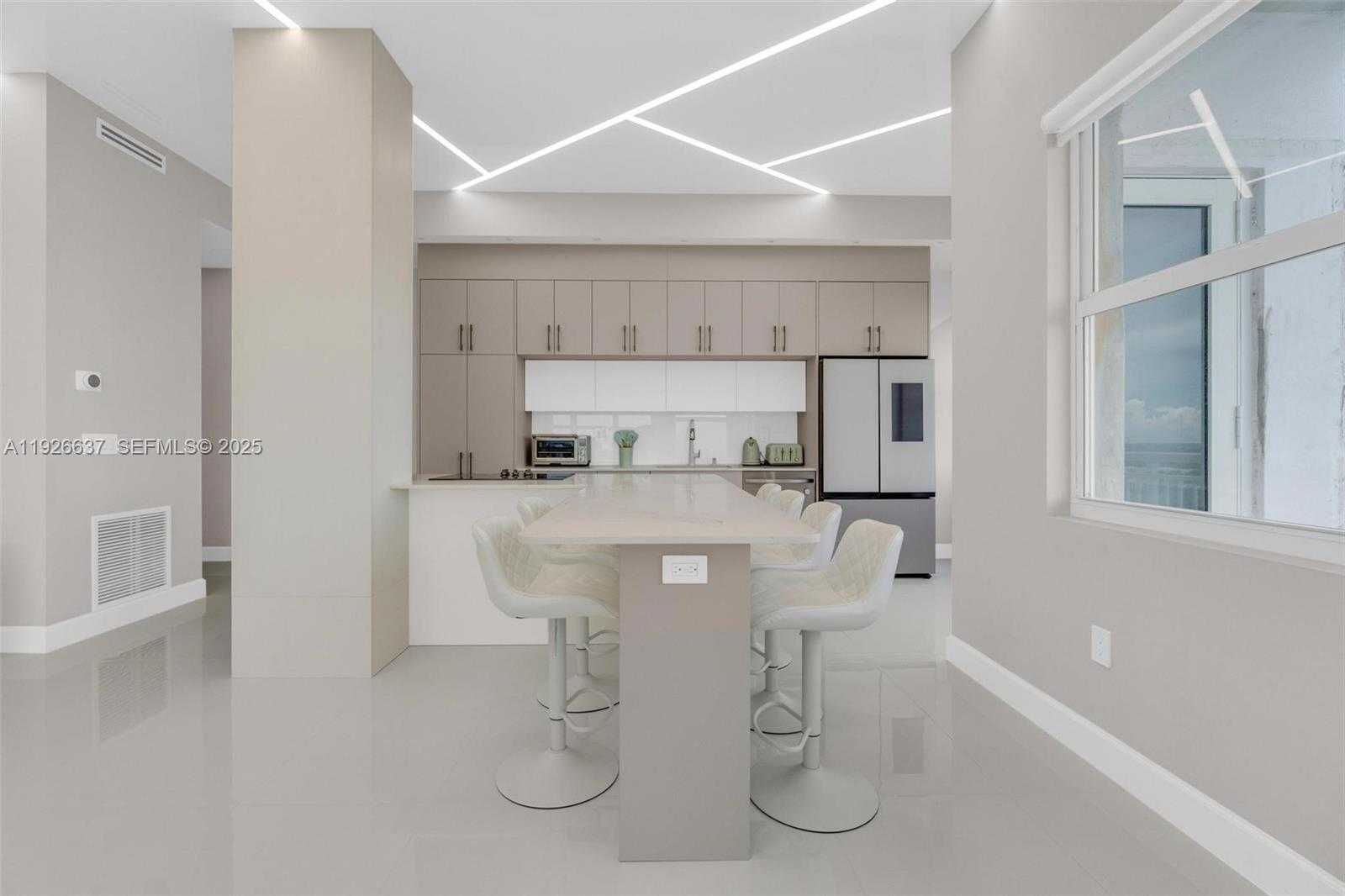 Small Image of 18011 BISCAYNE BLVD #PH04, Aventura Number 1