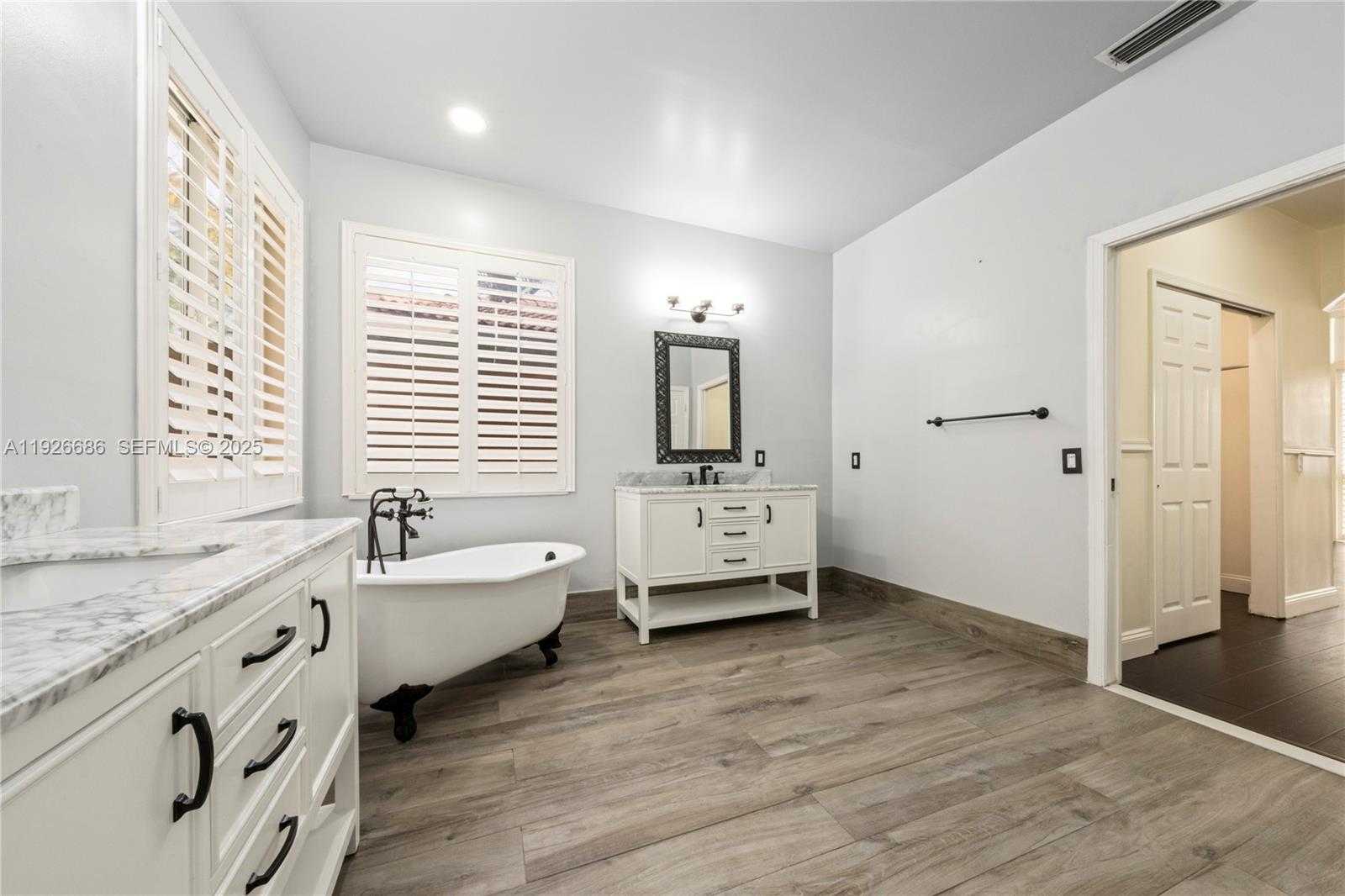 Small Image of 2893 OAKBROOK DR, Weston Number 25