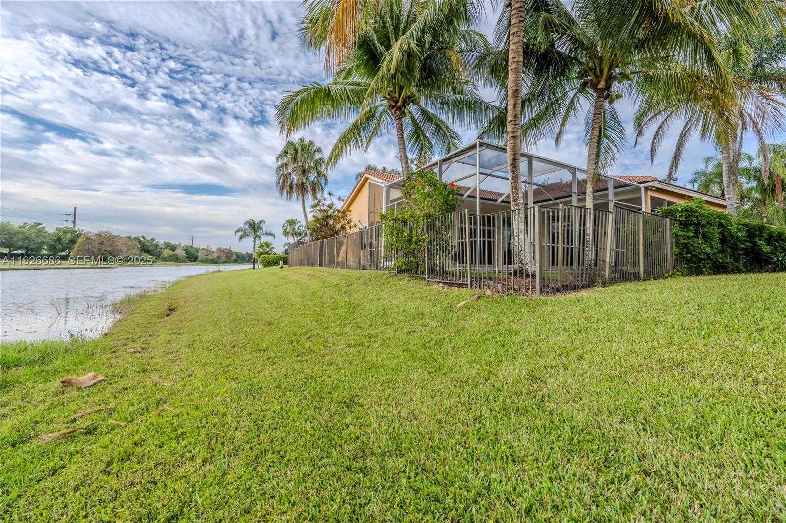 Small Image of 2893 OAKBROOK DR, Weston Number 5