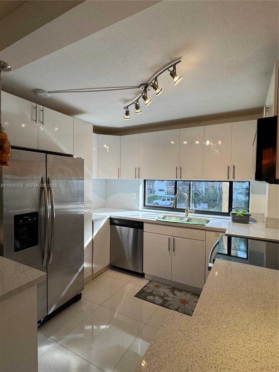 Small Image of 17021 NORTH BAY RD #226, Sunny Isles Beach Number 2