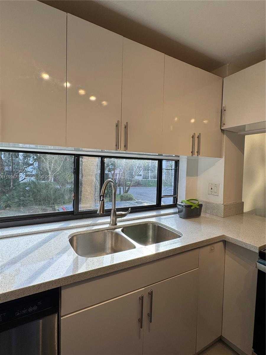 Small Image of 17021 NORTH BAY RD #226, Sunny Isles Beach Number 4