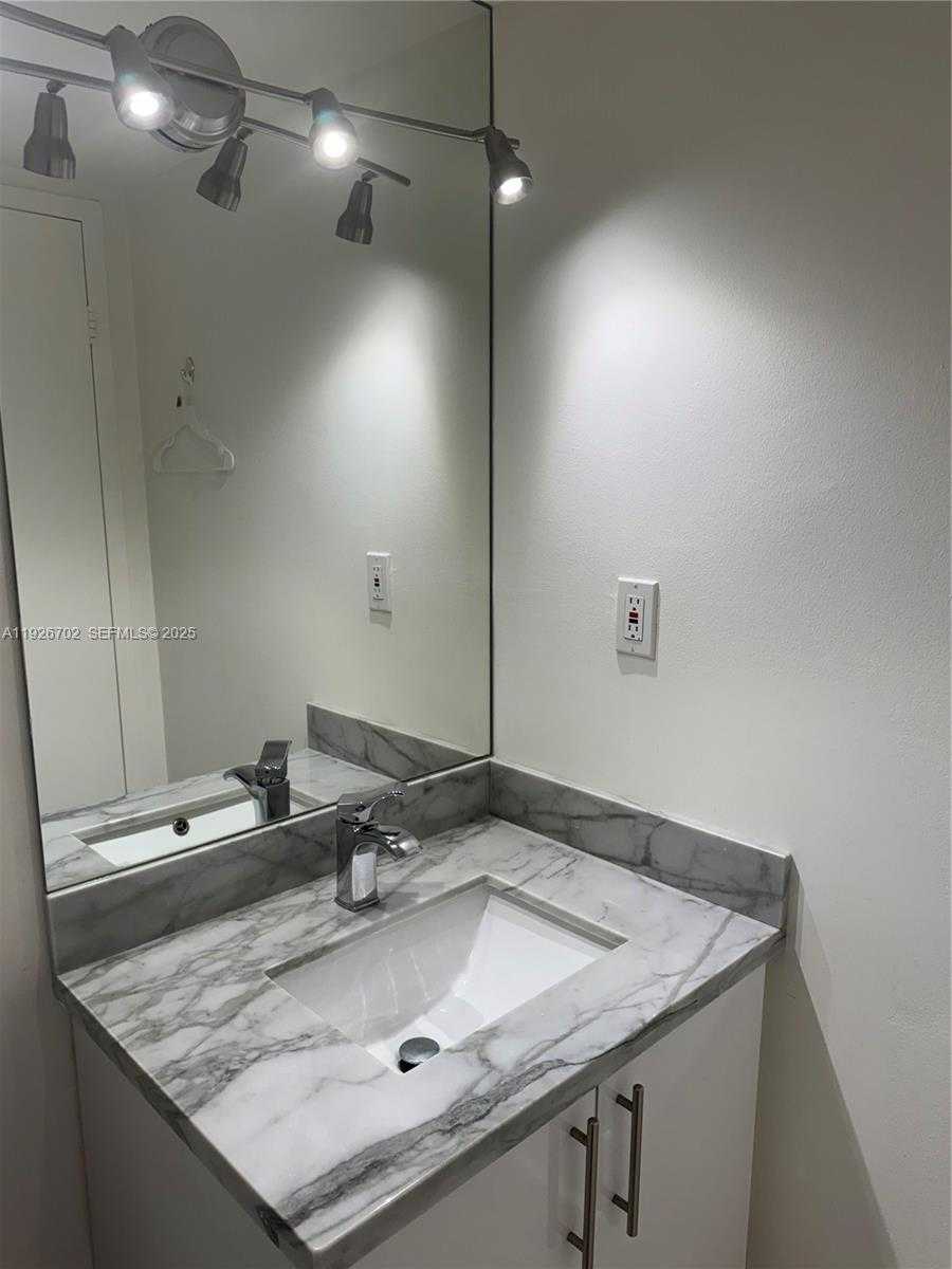 Small Image of 17021 NORTH BAY RD #226, Sunny Isles Beach Number 5