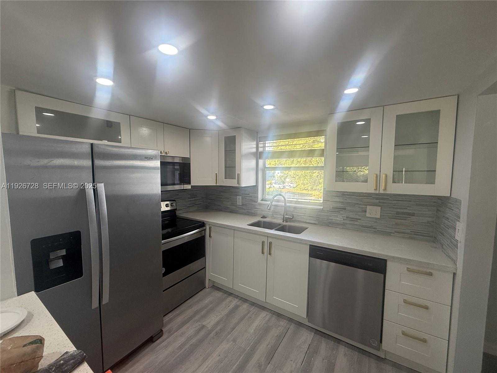 Small Image of 9375 FONTAINEBLEAU BLVD #L221, Miami Number 3