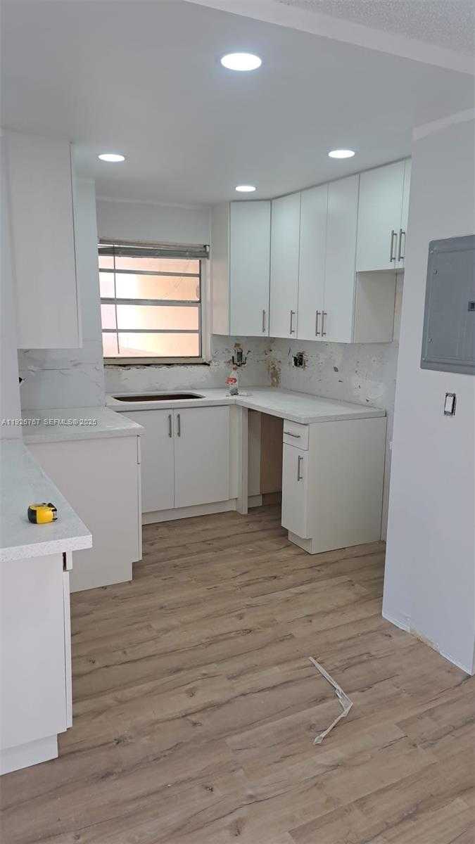 Small Image of 8820 FONTAINEBLEAU BLVD #302, Miami Number 1