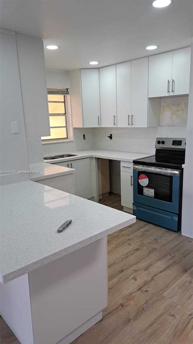 Small Image of 8820 FONTAINEBLEAU BLVD #302, Miami Number 10