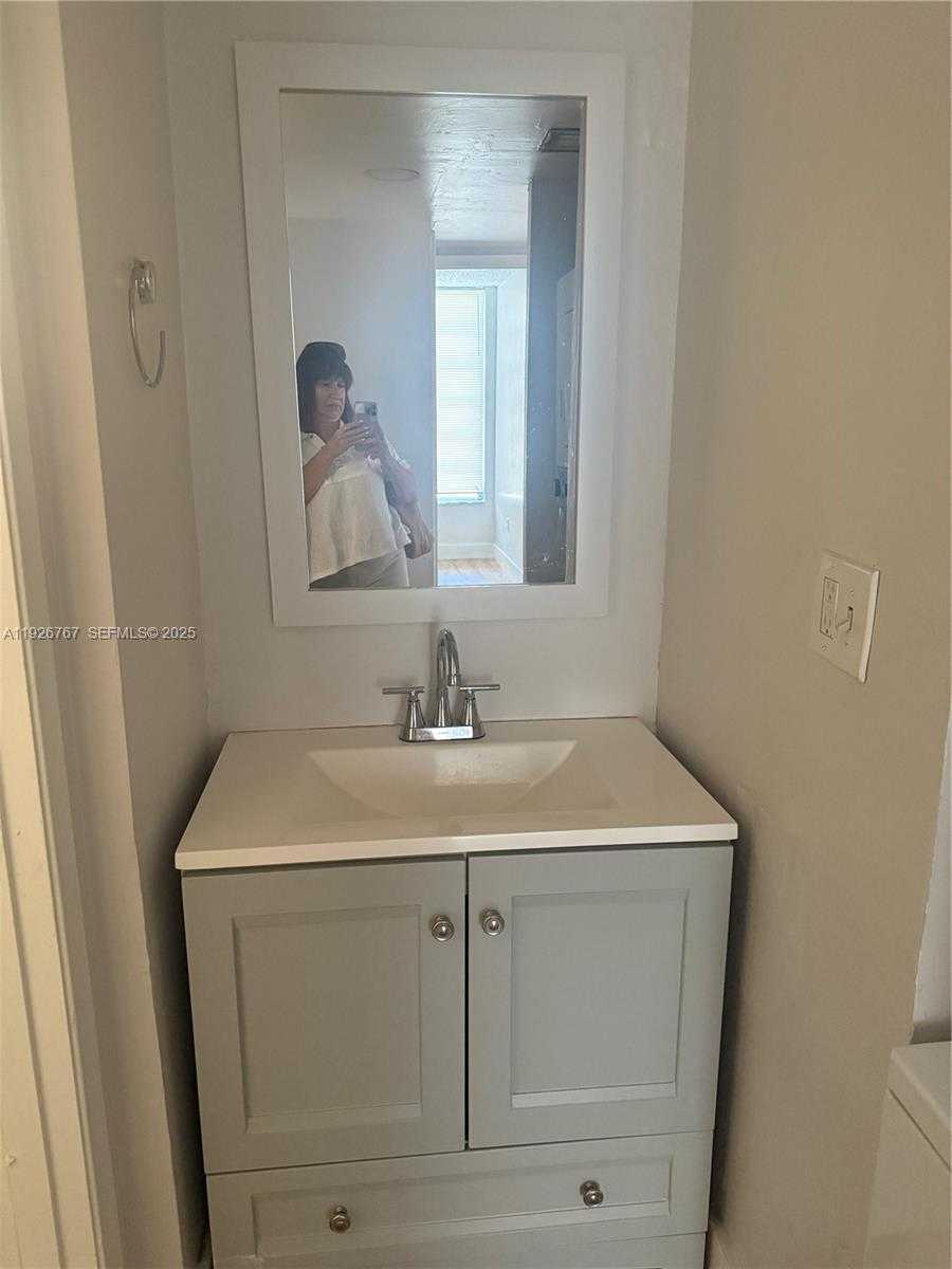 Small Image of 8820 FONTAINEBLEAU BLVD #302, Miami Number 16