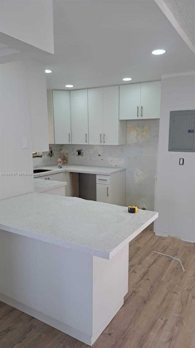 Small Image of 8820 FONTAINEBLEAU BLVD #302, Miami Number 2