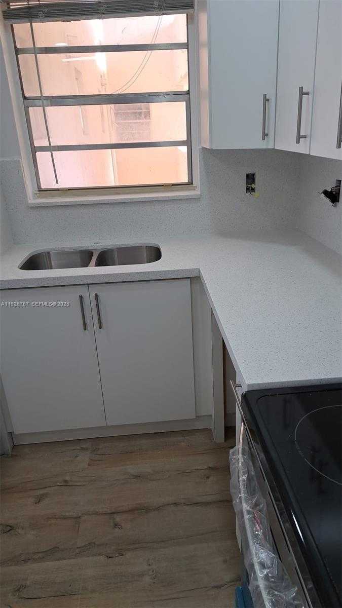 Small Image of 8820 FONTAINEBLEAU BLVD #302, Miami Number 4