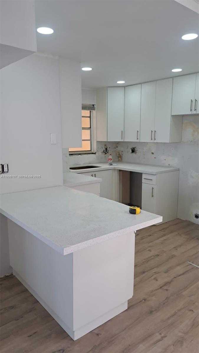 Small Image of 8820 FONTAINEBLEAU BLVD #302, Miami Number 5