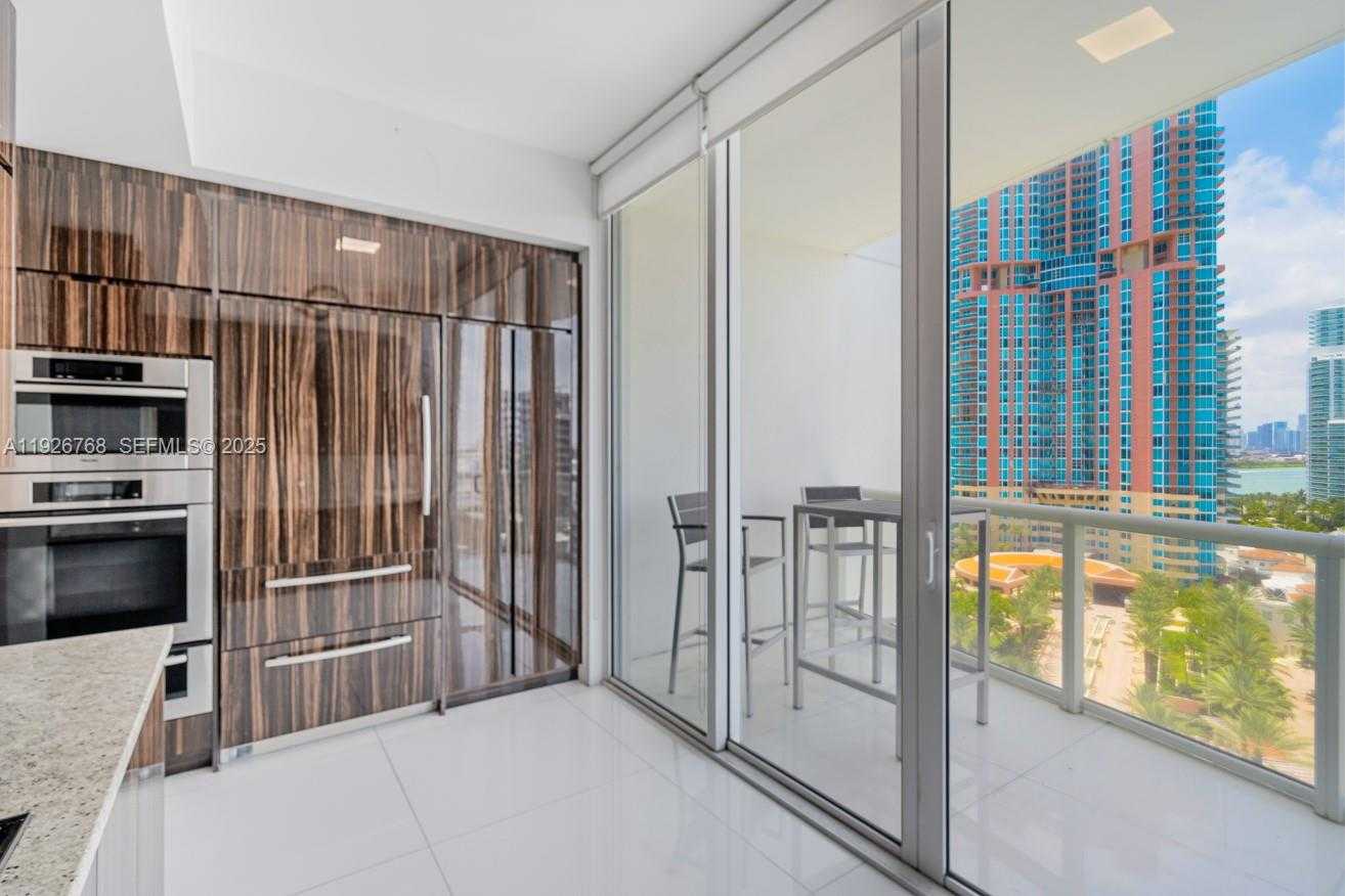 Small Image of 50 SOUTH POINTE DR #1506, Miami Beach Number 10