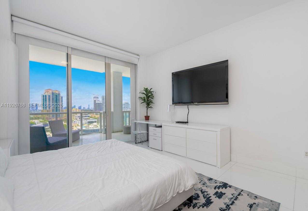 Small Image of 50 SOUTH POINTE DR #1506, Miami Beach Number 13