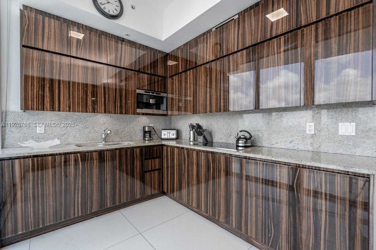 Small Image of 50 SOUTH POINTE DR #1506, Miami Beach Number 15