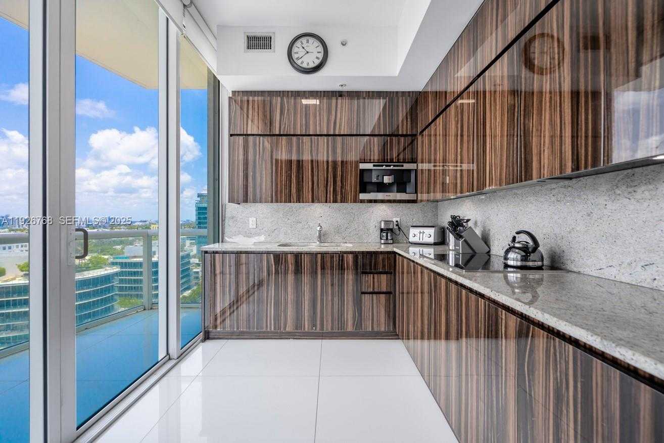 Small Image of 50 SOUTH POINTE DR #1506, Miami Beach Number 22