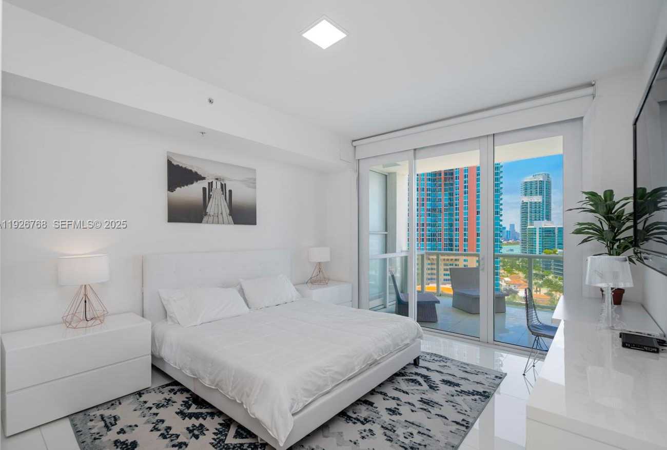 Small Image of 50 SOUTH POINTE DR #1506, Miami Beach Number 31