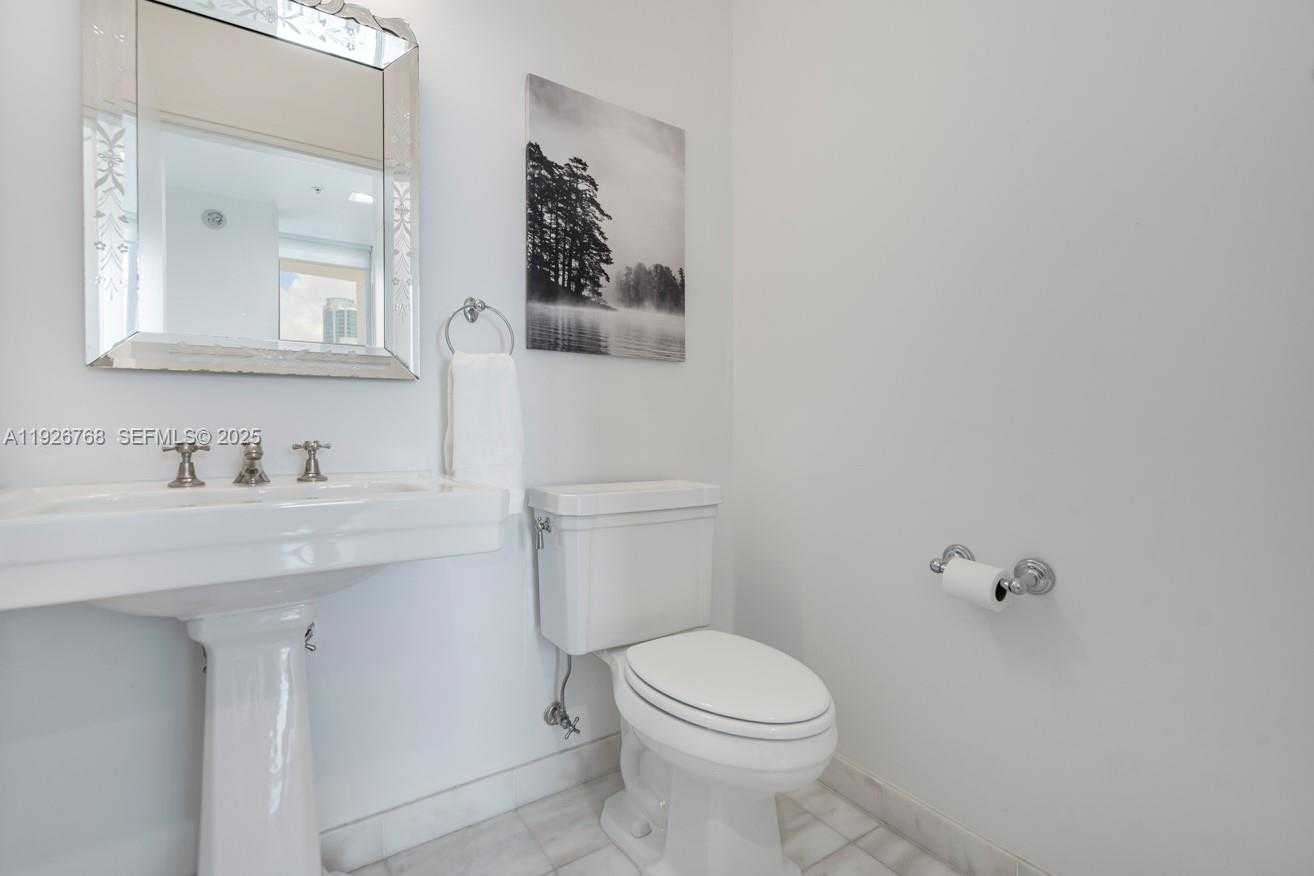 Small Image of 50 SOUTH POINTE DR #1506, Miami Beach Number 6