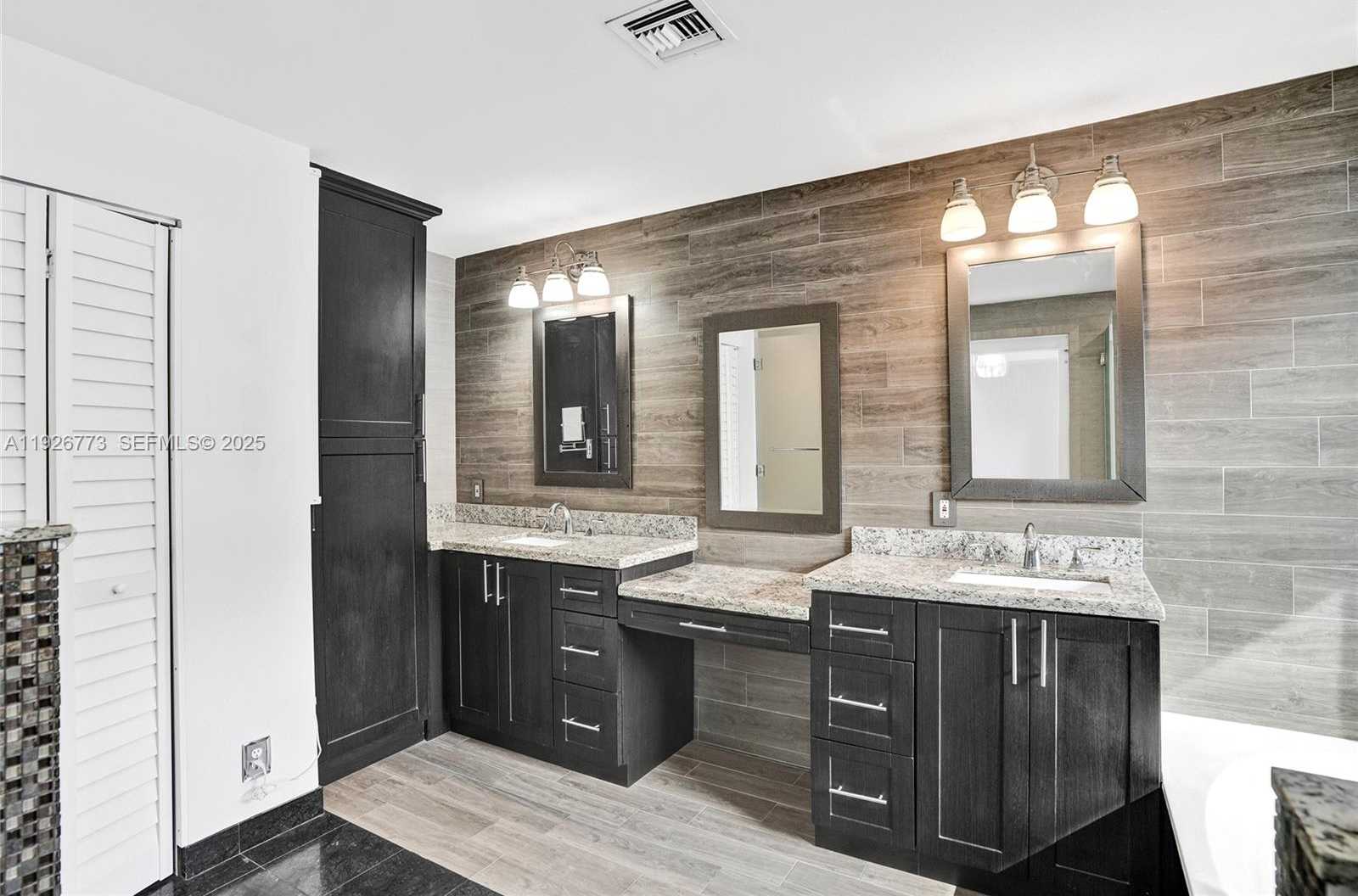 Small Image of 740 CYPRESS POINTE DR E, Pembroke Pines Number 25