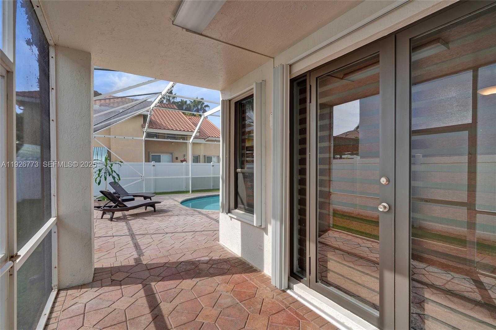 Small Image of 740 CYPRESS POINTE DR E, Pembroke Pines Number 37