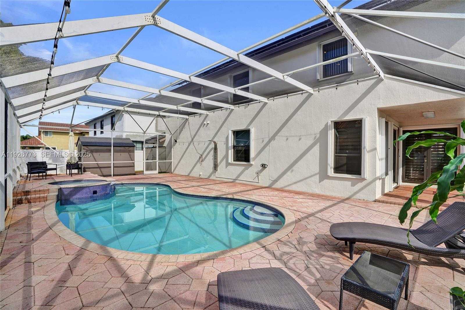 Small Image of 740 CYPRESS POINTE DR E, Pembroke Pines Number 38