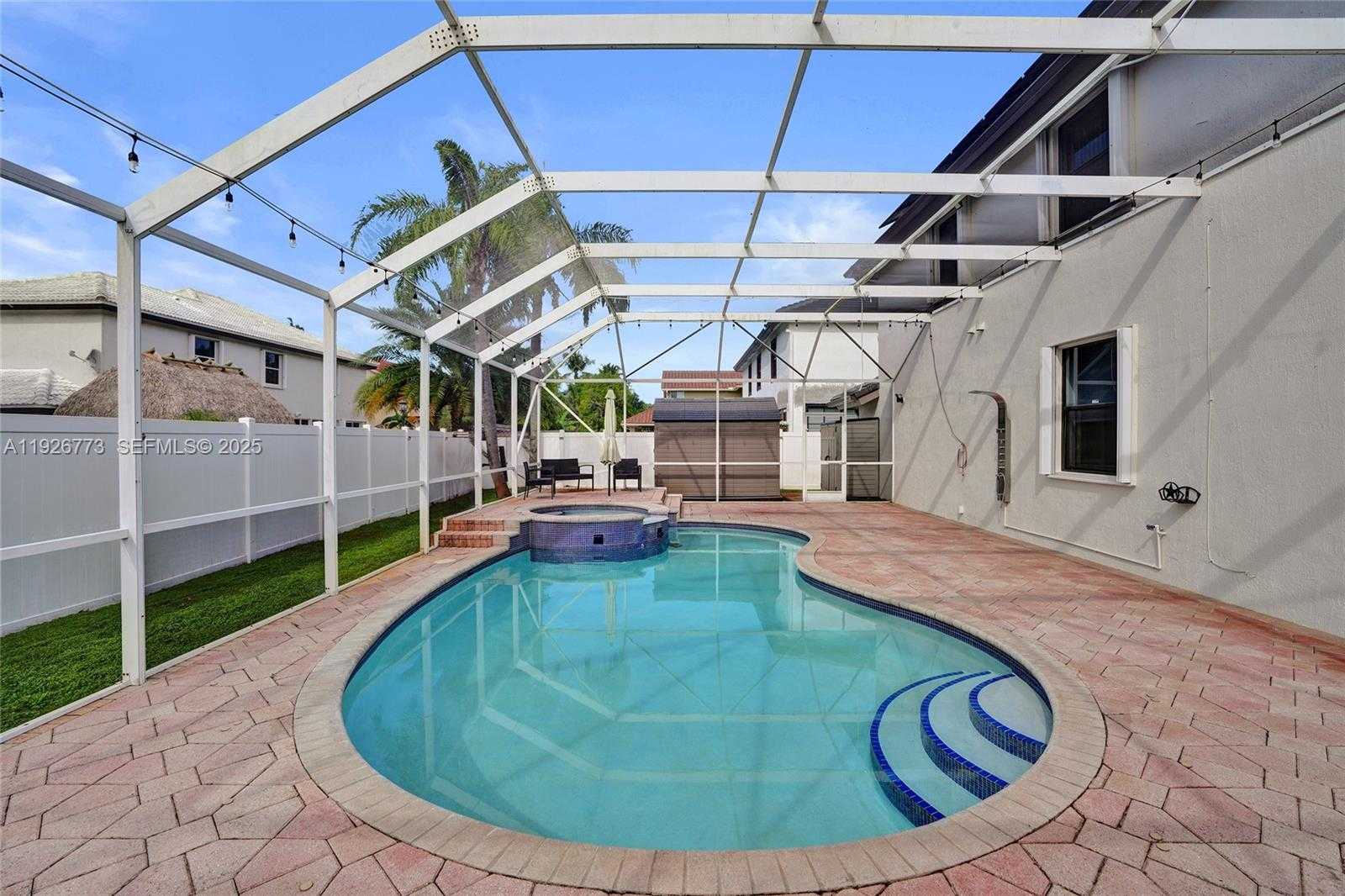 Small Image of 740 CYPRESS POINTE DR E, Pembroke Pines Number 39