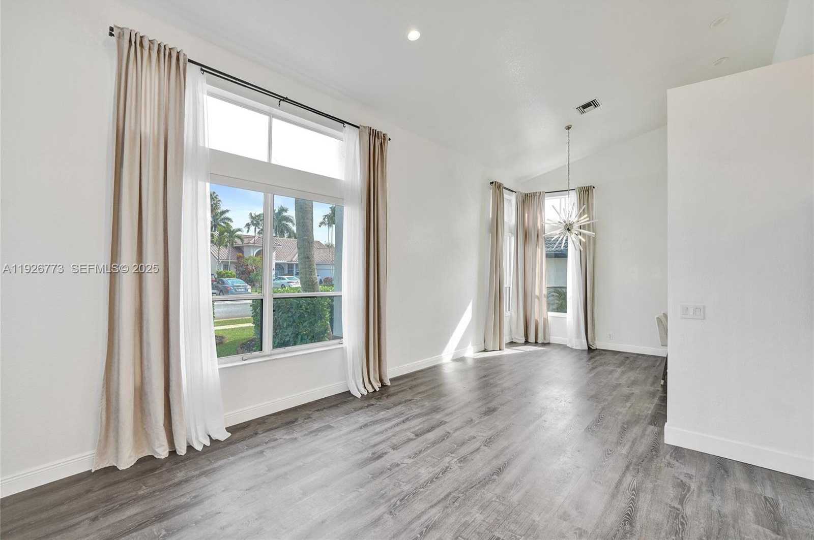 Small Image of 740 CYPRESS POINTE DR E, Pembroke Pines Number 5