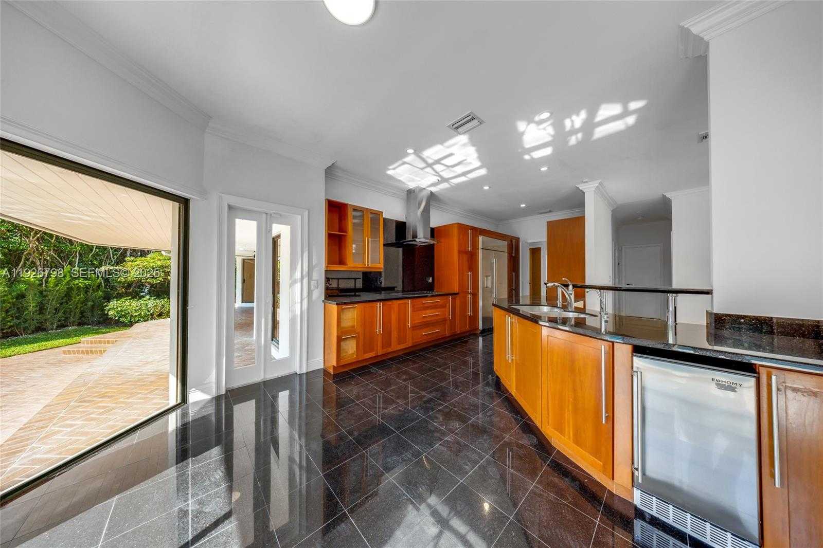 Small Image of 301 ISLA DORADA BLVD, Coral Gables Number 14