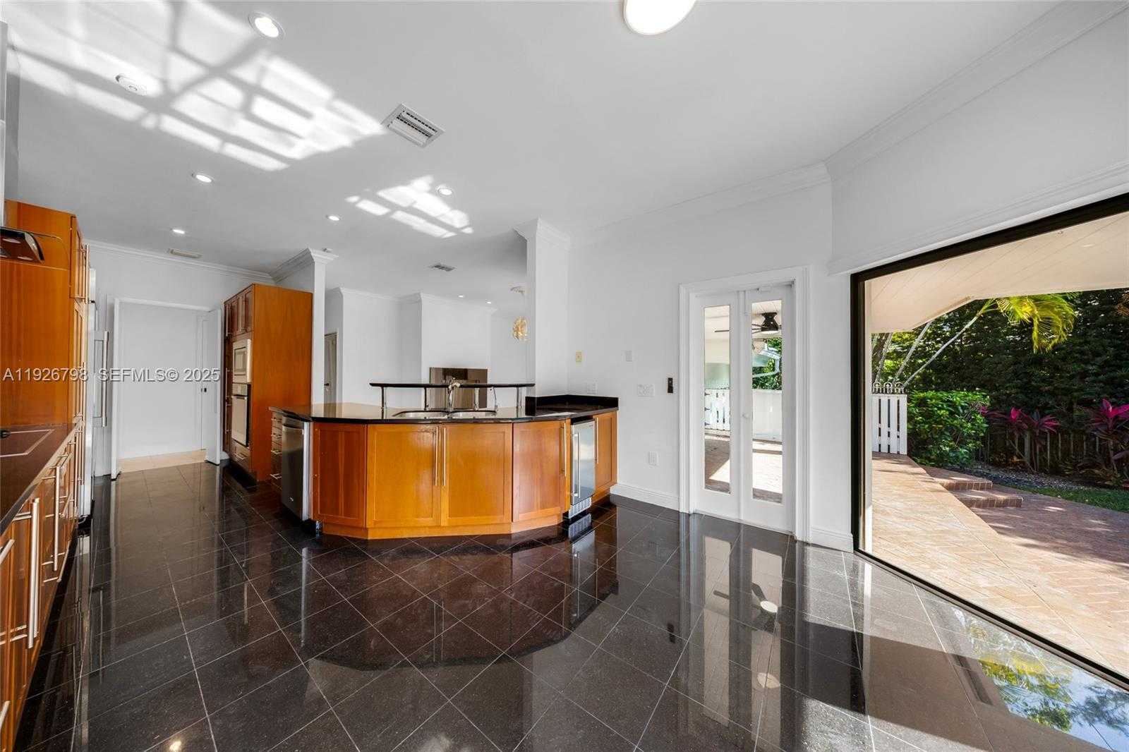 Small Image of 301 ISLA DORADA BLVD, Coral Gables Number 16