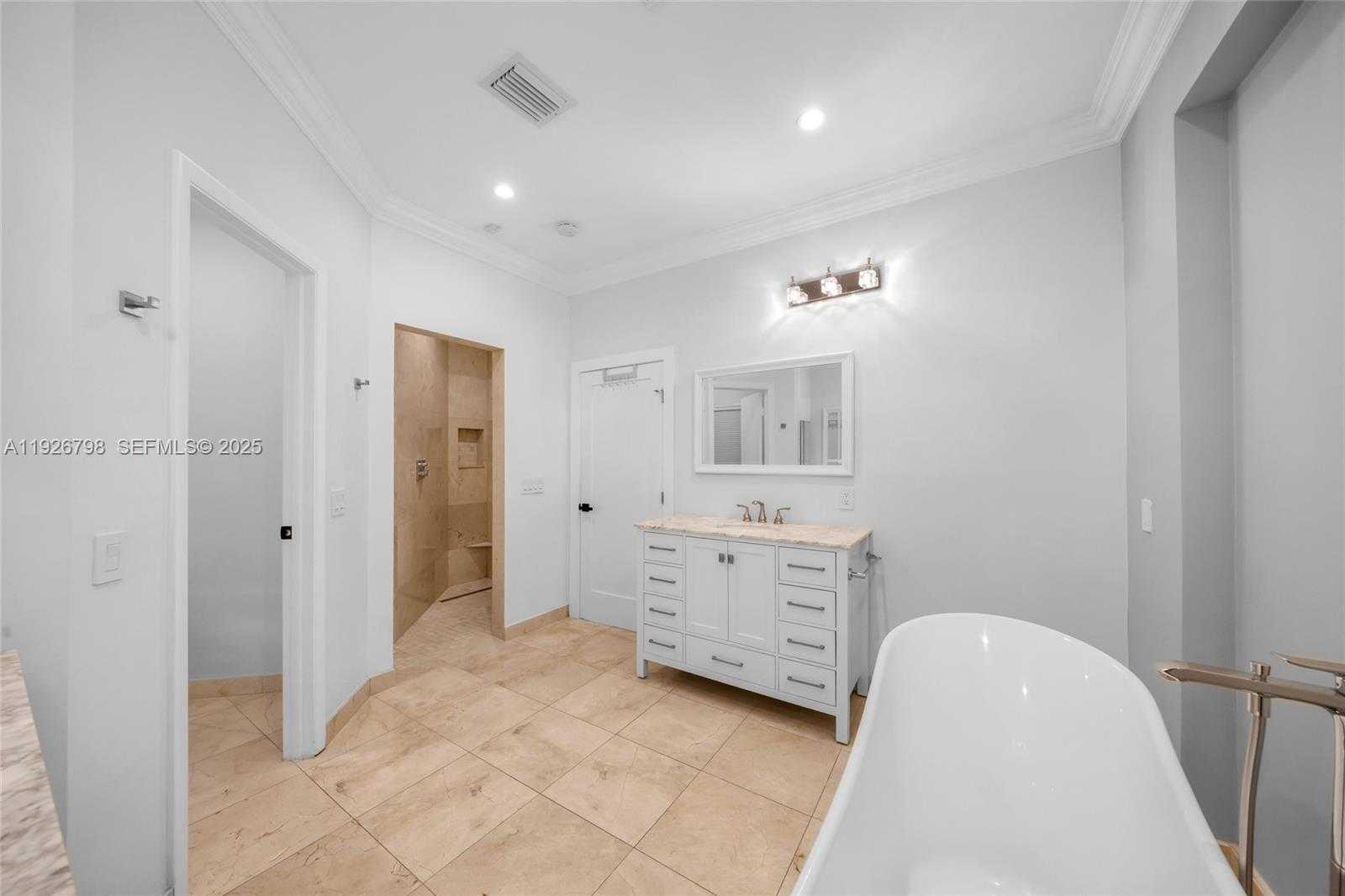 Small Image of 301 ISLA DORADA BLVD, Coral Gables Number 35