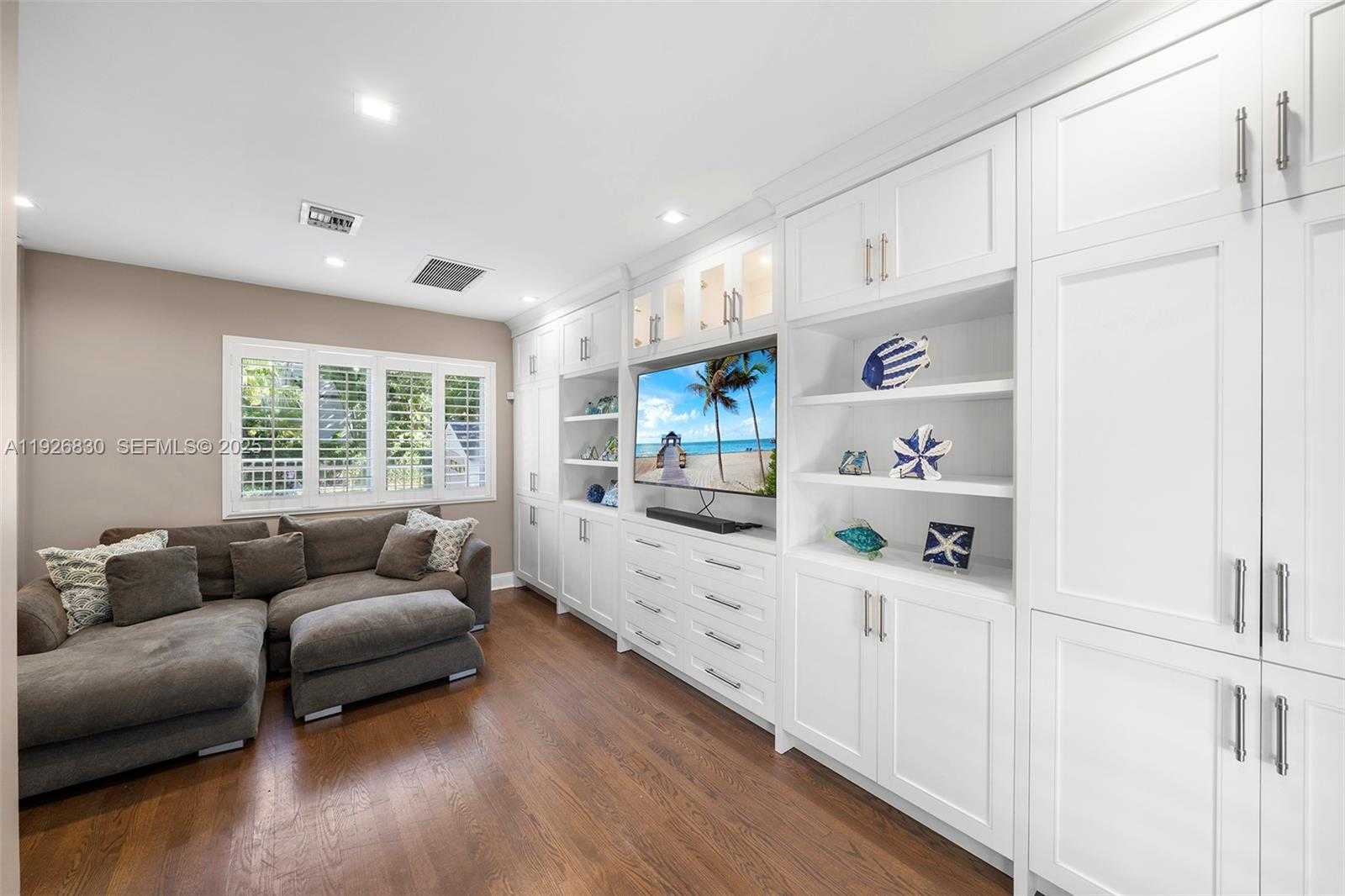 Small Image of 2400 TRAPP AVE, Miami Number 16