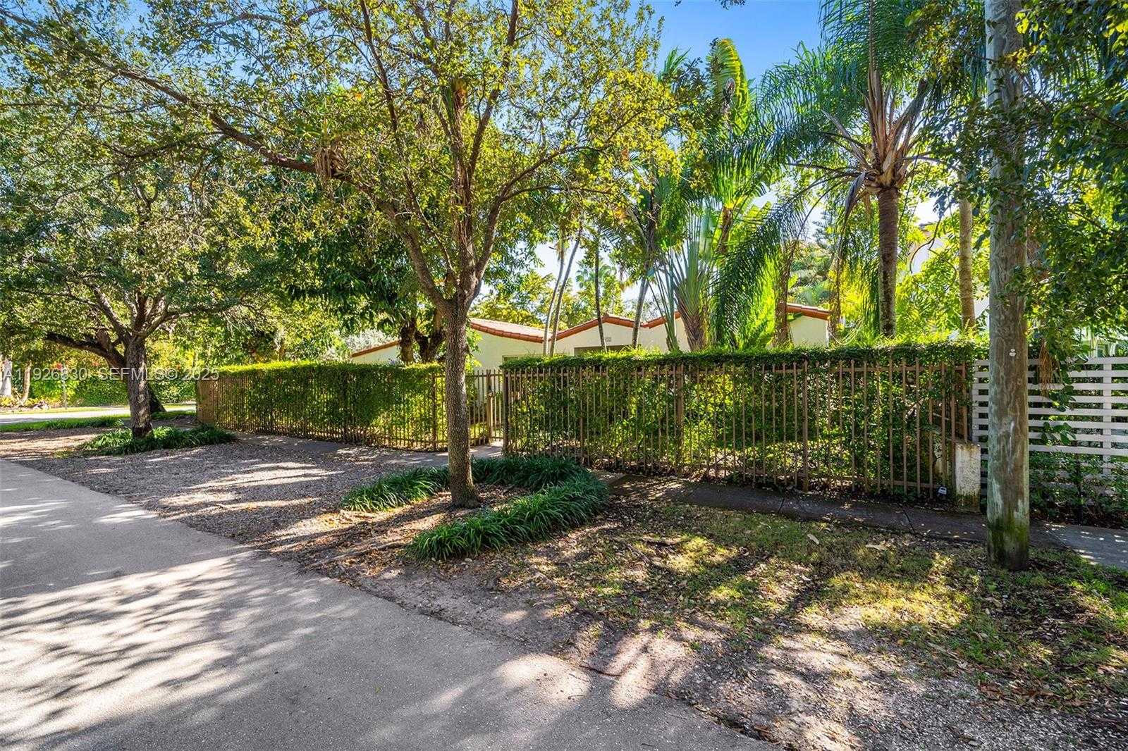 Small Image of 2400 TRAPP AVE, Miami Number 2