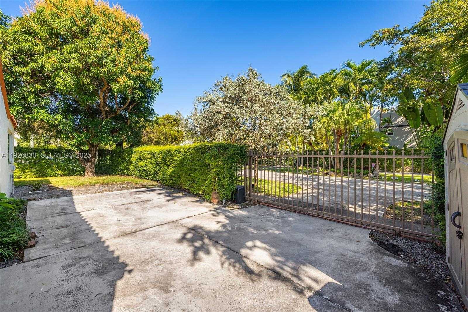 Small Image of 2400 TRAPP AVE, Miami Number 34