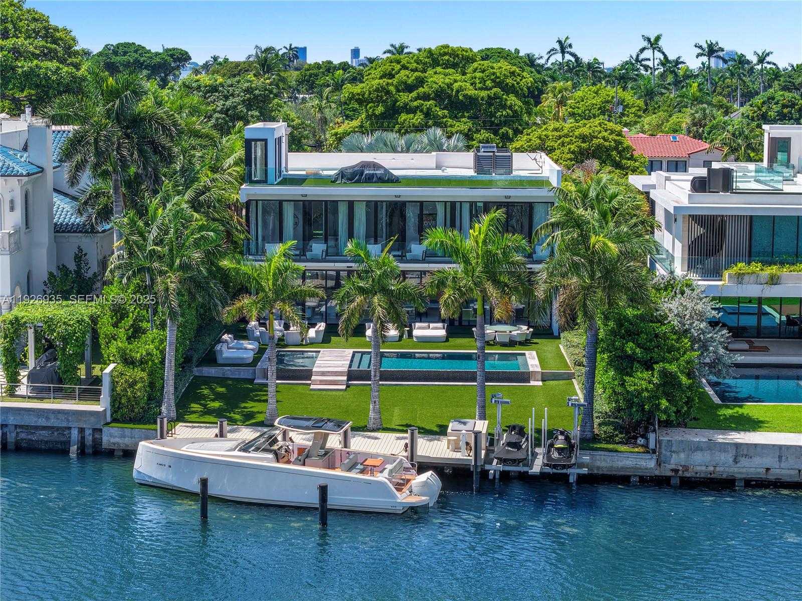 Small Image of 5501 PINE TREE DR, Miami Beach Number 1