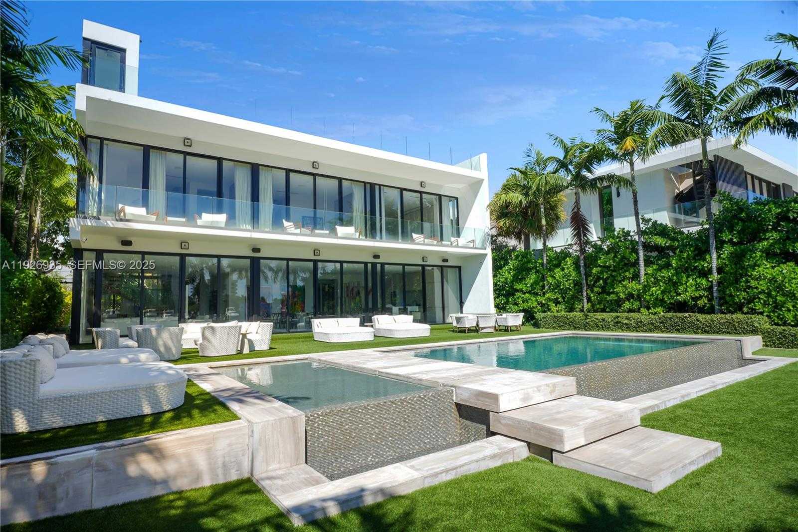 Small Image of 5501 PINE TREE DR, Miami Beach Number 2