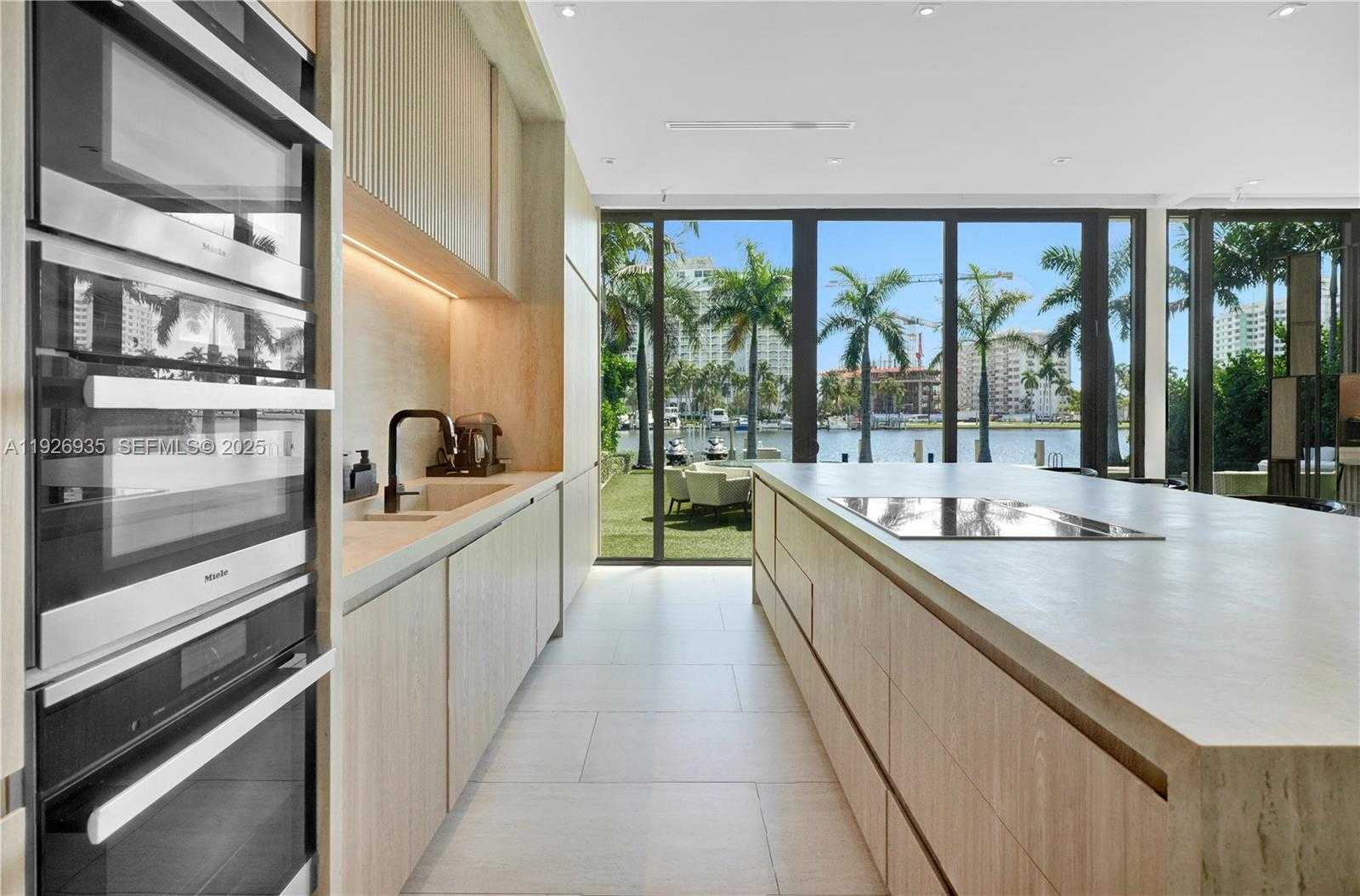 Small Image of 5501 PINE TREE DR, Miami Beach Number 27