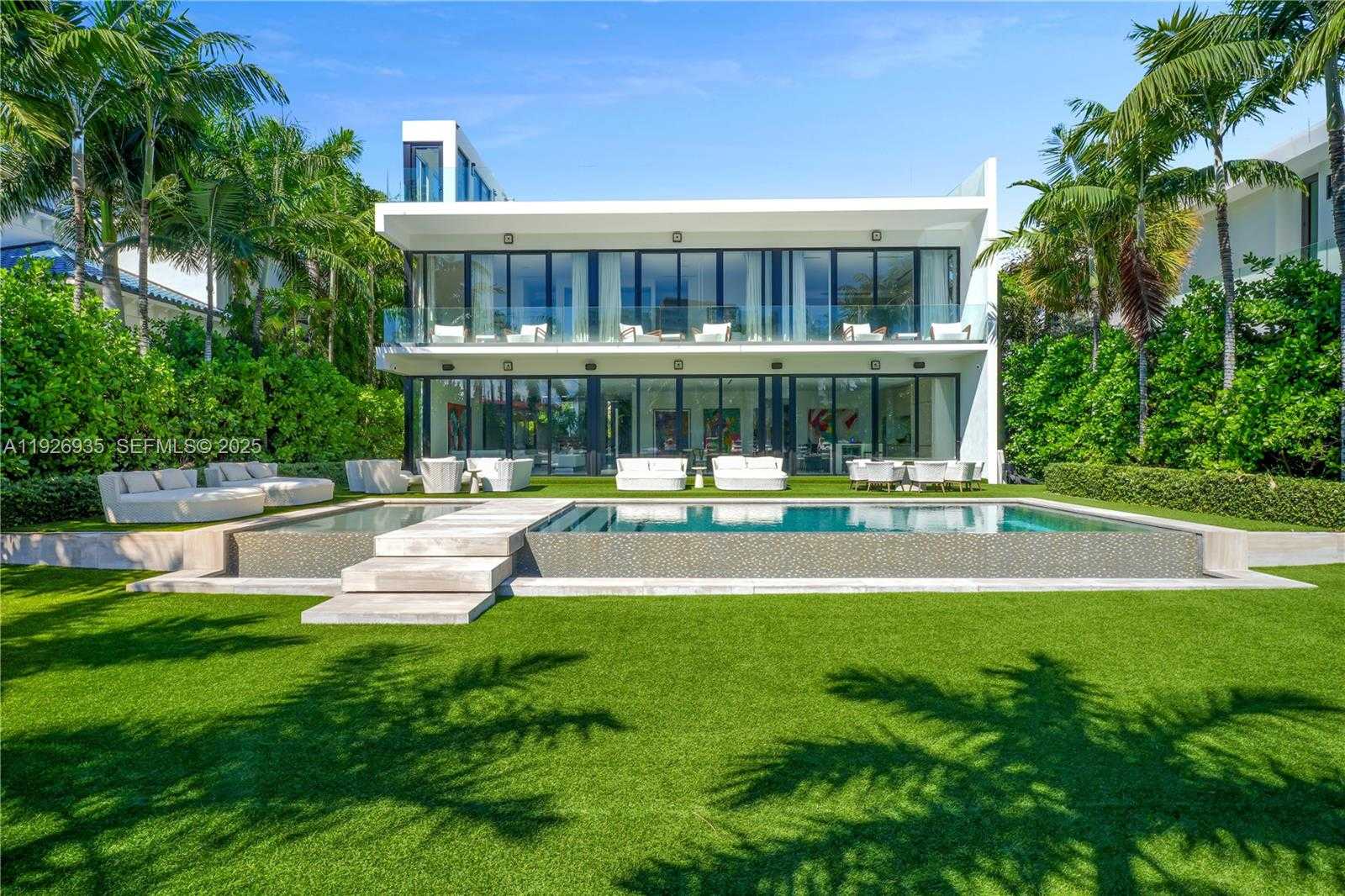 Small Image of 5501 PINE TREE DR, Miami Beach Number 3